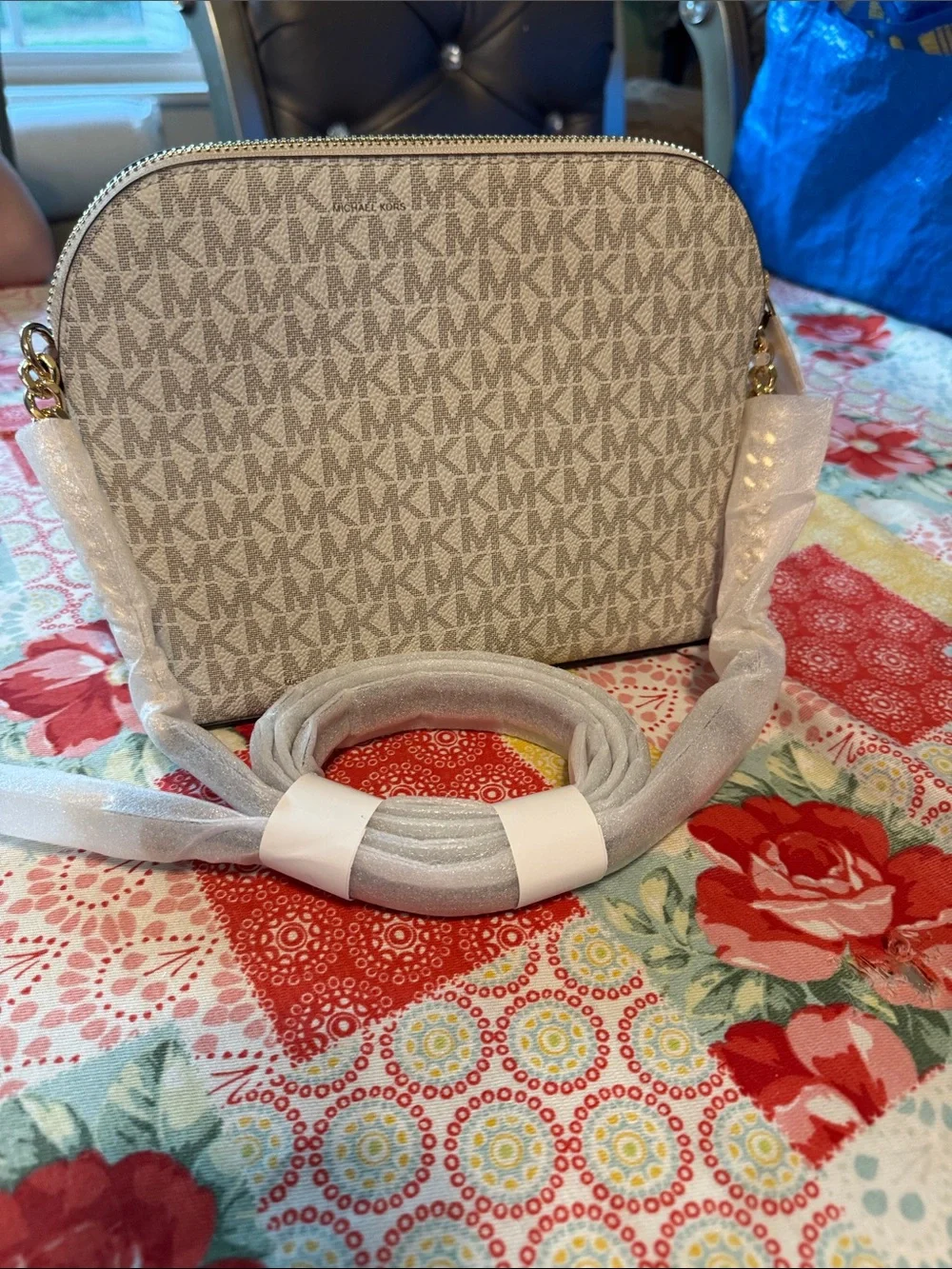 Michael Kors Signature Small Crossbody in Vanilla/Taupe - Picture 2 of 6